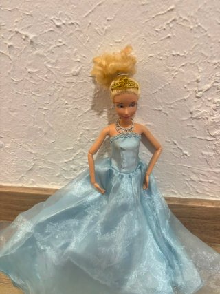 Barbie Cenicienta con 2 vestidos