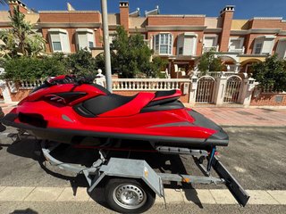 Moto de Agua Roja y Negra. Yamaha FZS 2009. 240CV