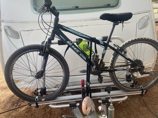 Bicicleta de montaña negra