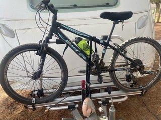 Bicicleta de montaña negra