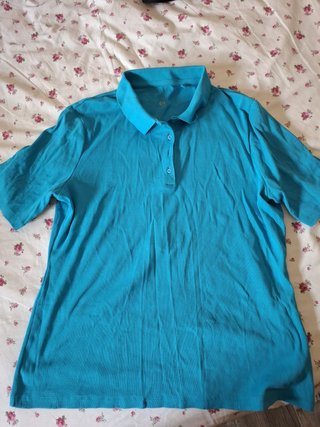 Polo azul de manga corta con cuello