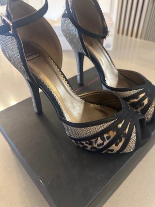 Sandalias de tacón con estampado animal
