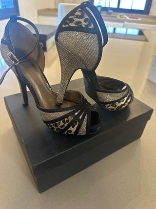 Sandalias de tacón con estampado animal