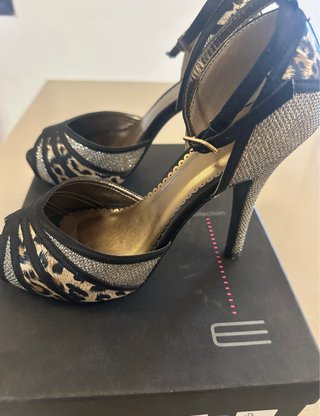 Sandalias de tacón con estampado animal