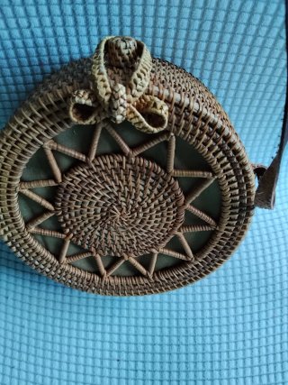 Bolso redondo de mimbre