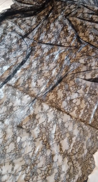 Mantilla Negra y Beige