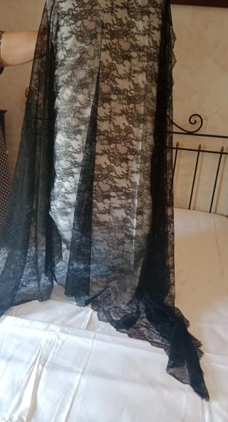 Mantilla Negra y Beige