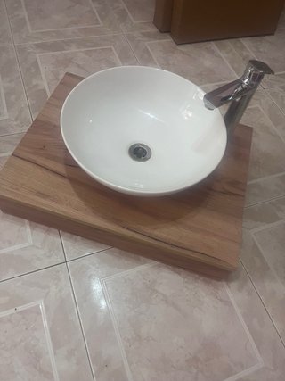 Mueble de baño suspendido con lavabo y grifo.