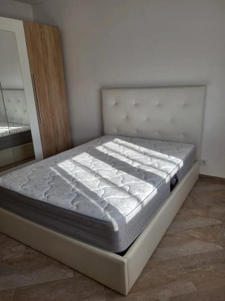 Cama de Casal em Couro Sintético Branco