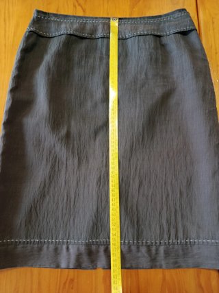 Falda gris/negra con pespunte blanco