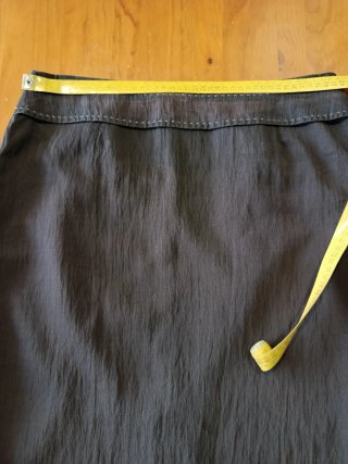 Falda gris/negra con pespunte blanco