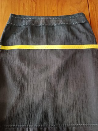 Falda gris/negra con pespunte blanco