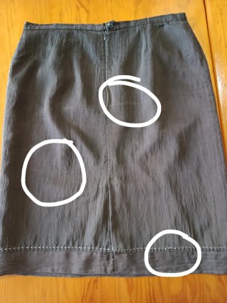 Falda gris/negra con pespunte blanco