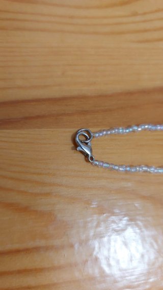 Collar choker de cuentas irisadas con lazo
