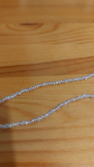 Collar choker de cuentas irisadas con lazo