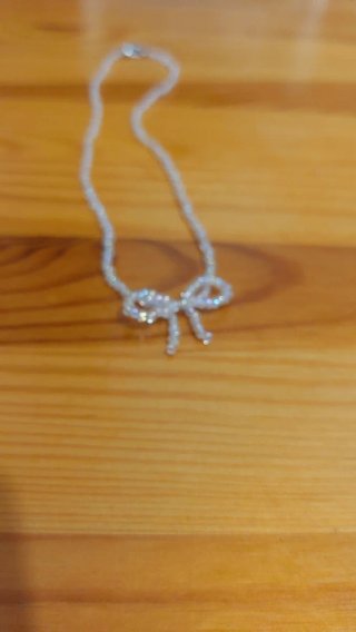 Collar choker de cuentas irisadas con lazo