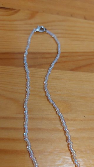 Collar choker de cuentas irisadas con lazo