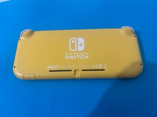 Nintendo Switch Lite Giallo con caricabatterie
