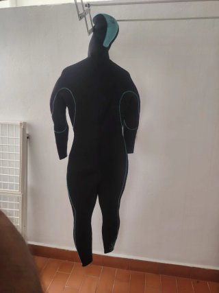 Traje de neopreno con capucha