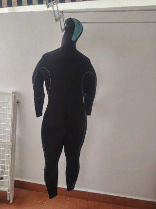 Traje de neopreno con capucha