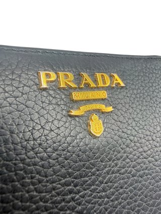 Cartera compacta Prada piel negra