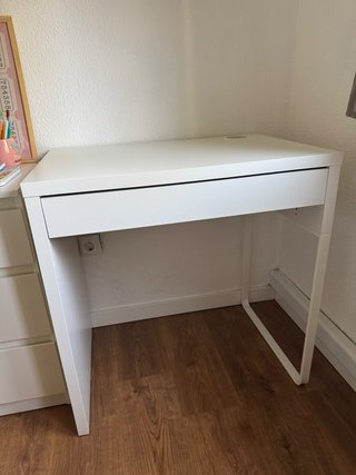 Escritorio blanco con cajón y pasacables