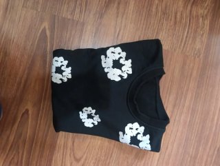 Camiseta negra con estampado floral