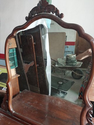 Mueble de madera con espejo