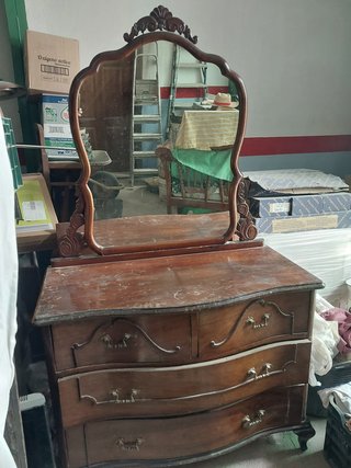 Mueble de madera con espejo