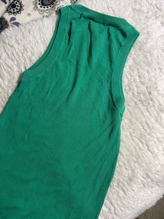 Top Zara verde sin mangas talla M