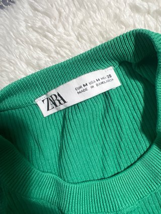 Top Zara verde sin mangas talla M