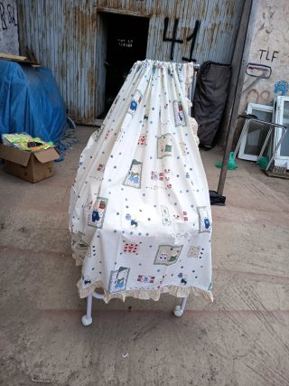 Cuna de bebé con estampado infantil