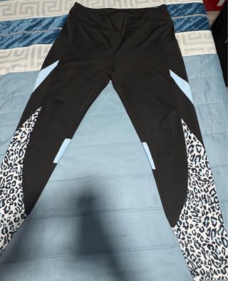 Mallas deportivas negras con estampado