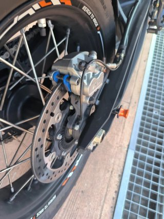KTM 890 Adventure Negra y Naranja