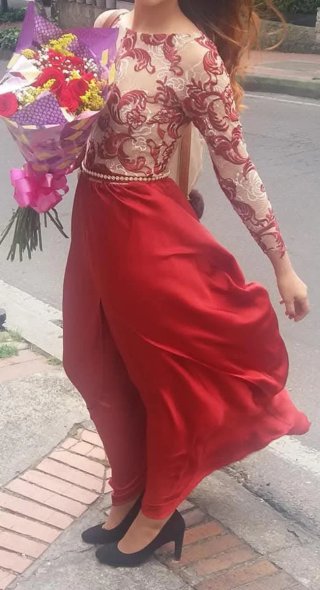 Vestido largo beige y granate.