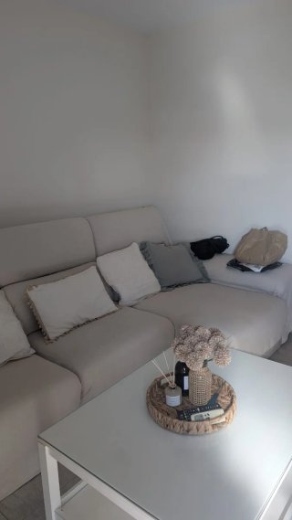 Sofá de tres piezas beige y gris