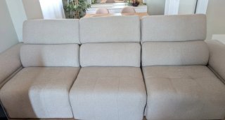 Sofá de tres piezas beige y gris