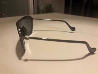 Gafas de sol Moncler negras con cristales oscuros