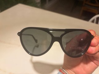 Gafas de sol Moncler negras con cristales oscuros