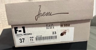 Zapato de tacón negro Marca Jhesu