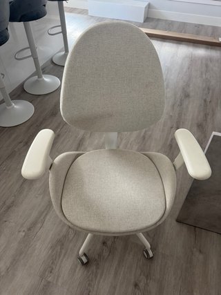 Sillón de oficina ergonómico beige