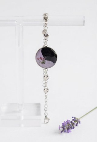 Pulsera artesanal con flores naturales