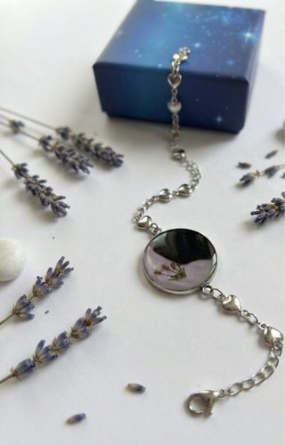 Pulsera artesanal con flores naturales