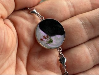 Pulsera artesanal con flores naturales