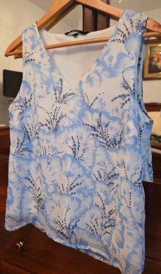 Top Vero Moda floral azul y blanco