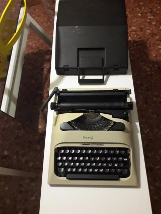 Máquina de escribir Olivetti Lettera 10