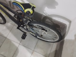 Bicicleta Montaña Negra y Amarilla