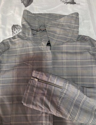 Blazer gris con cremallera y cinturón
