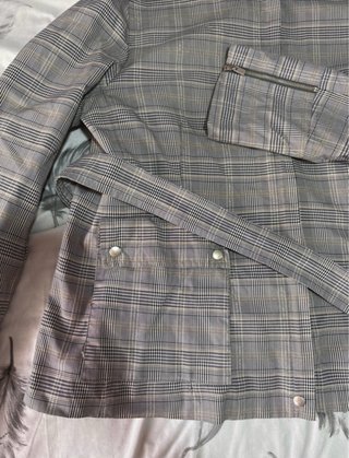 Blazer gris con cremallera y cinturón