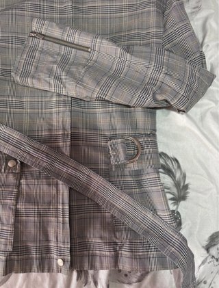 Blazer gris con cremallera y cinturón